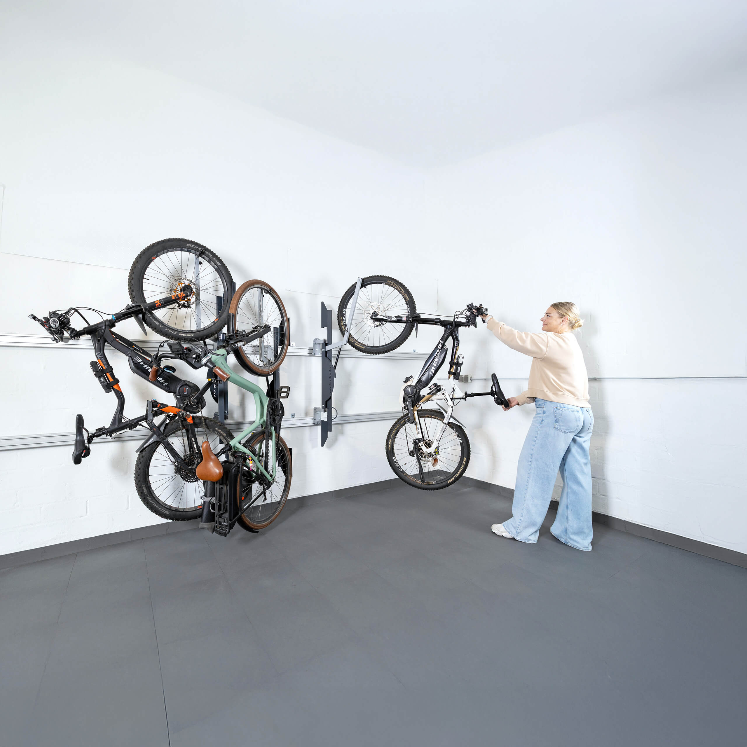 Ob Pedelec, Trekkingrad oder Fatbike - mit dem BicycleJack Fahrradlift lassen sich Fahrräder einfach an der Wand parken